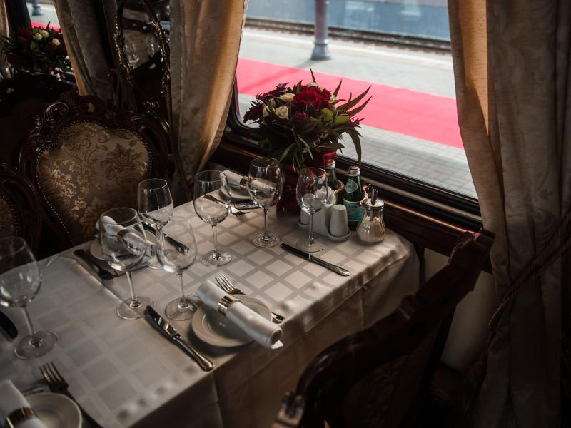 Сервировка вагона-зала. Поезд ожидает своих гостей. 