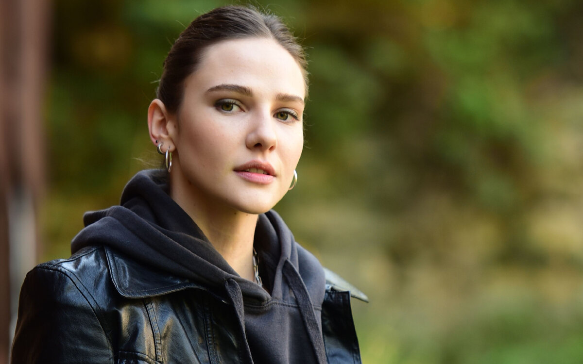 Алина Боз в роли Махур Тюрель