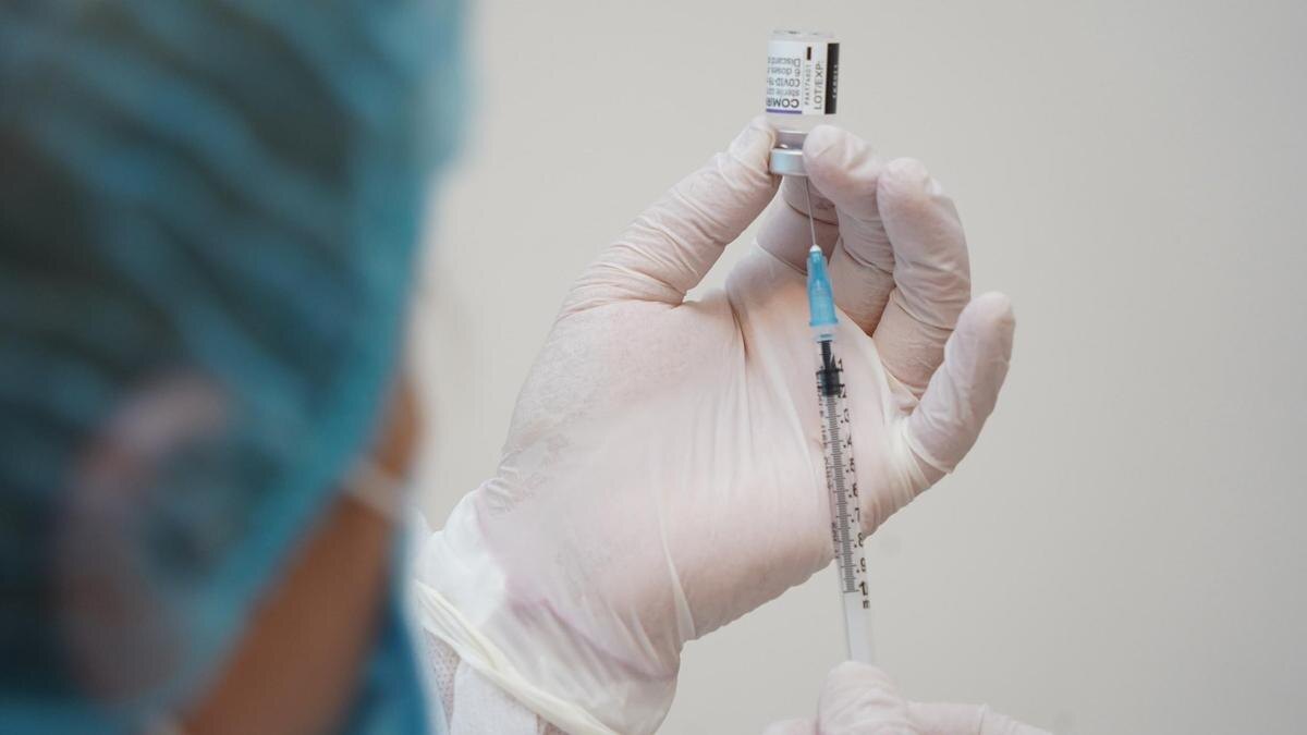    Медсестра набирает вакцину в шприц:NUR.KZ/Владимир Третьяков