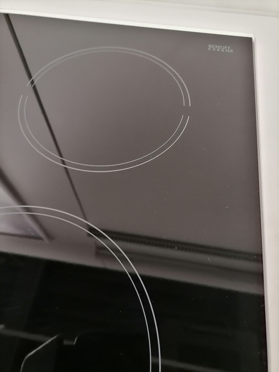 На фото варочная поверхность Bosch в которой используется качественное стекло Schott Ceran