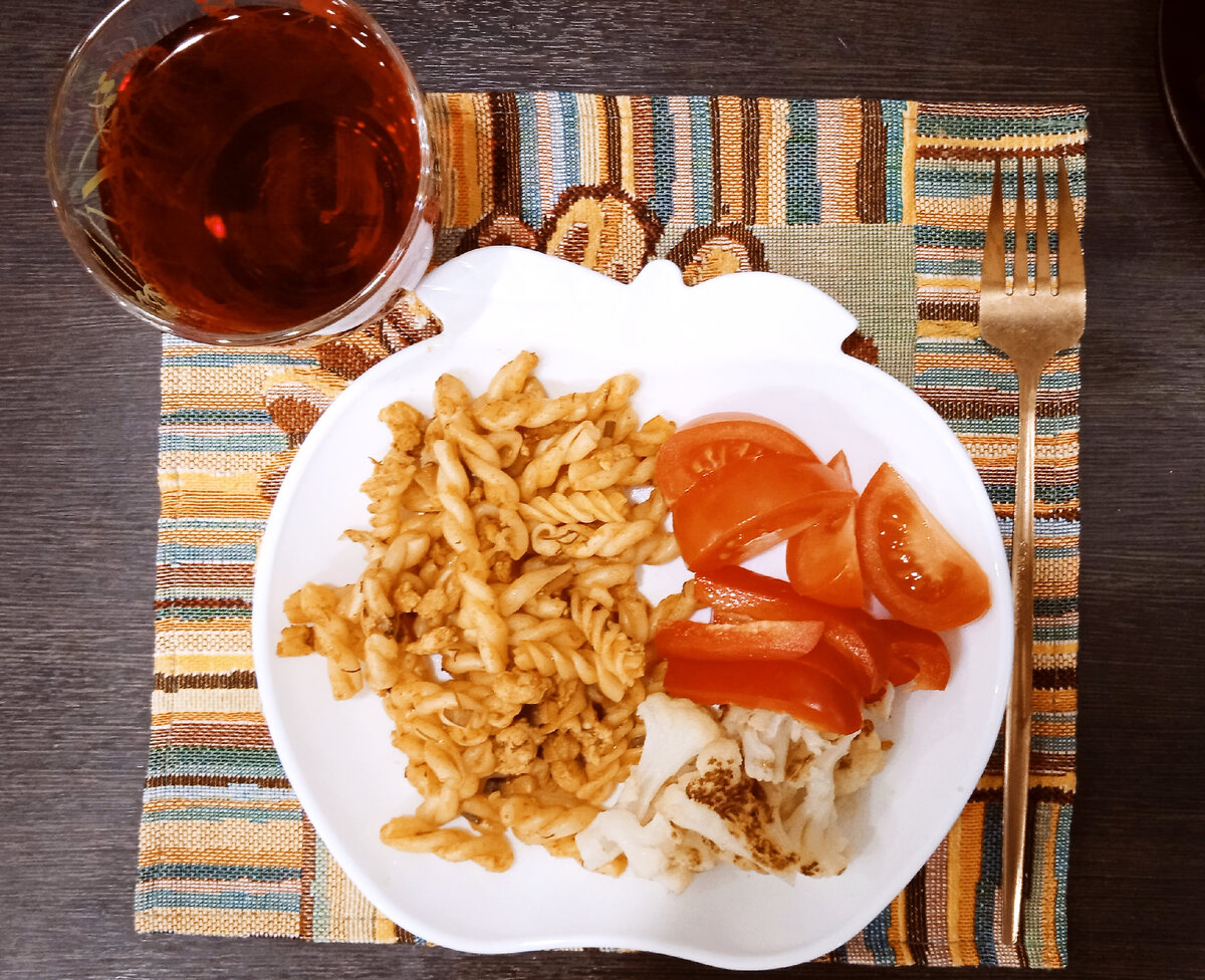 Продолжаем пить каркаде. Я думаю, нашей "охотки" хватит, чтобы освободить мою банку под чай, а там уже придут следующие заказанные чайные шоколадки.