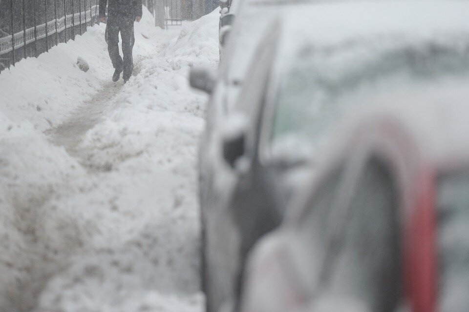     Под Новосибирском девочка поскользнулась на тротуаре и упала под колеса машины. Владимир ВЕЛЕНГУРИН
