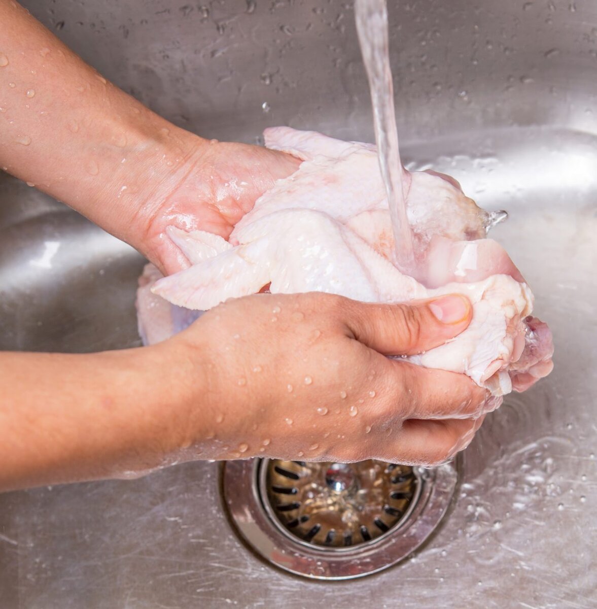 Нужно ли мыть курицу перед приготовлением?