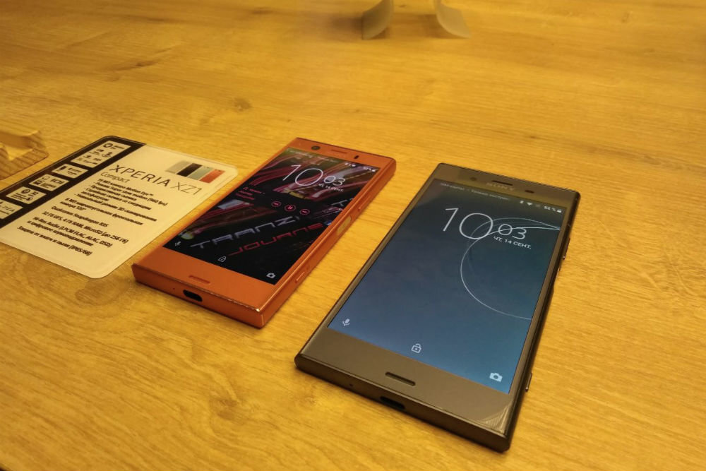 Смартфоны Sony Xperia XZ1 (справа) и XZ1 Compact. 