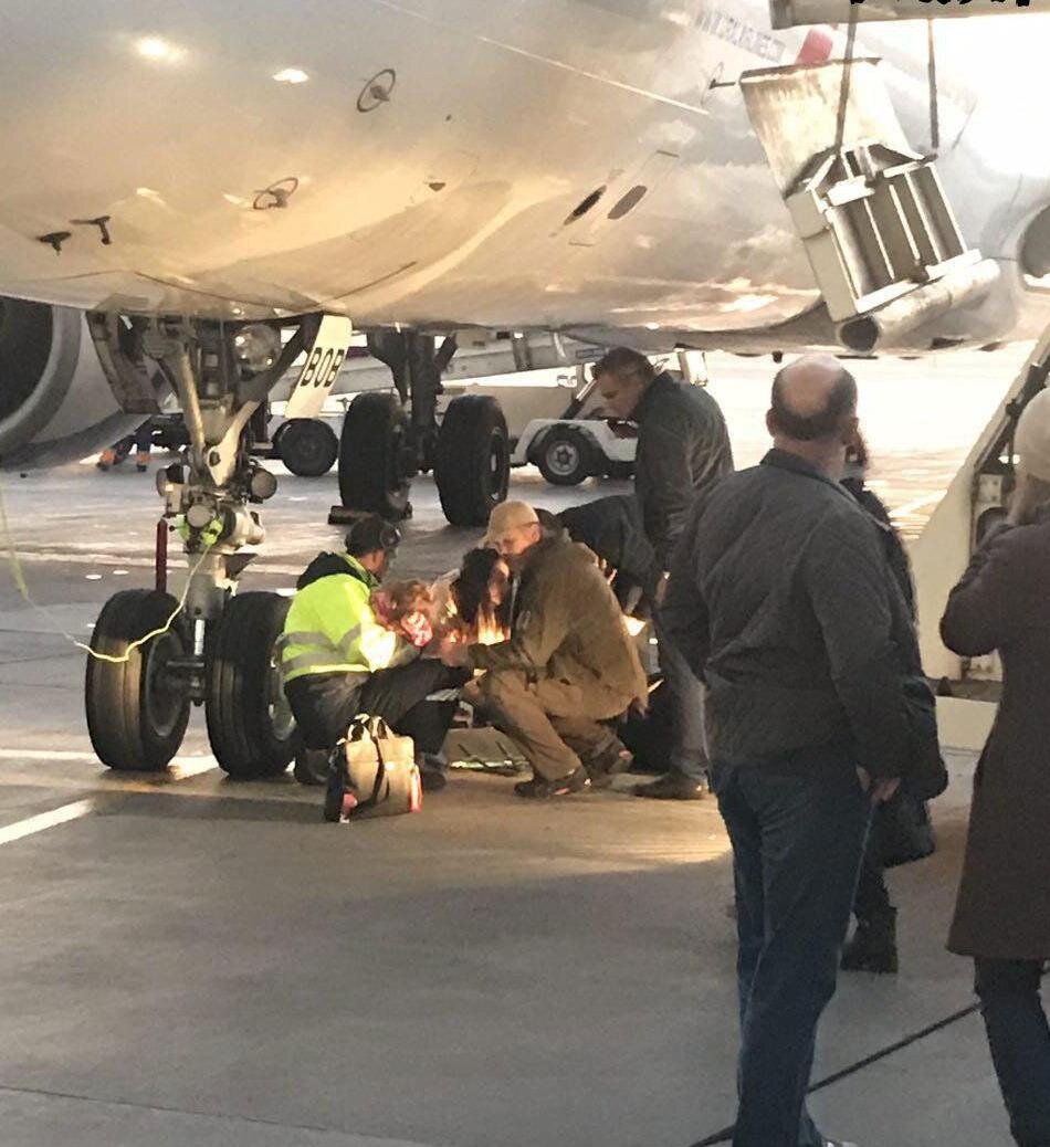 Взрыв в пулково. Рукав к самолету в аэропорту. Пулково из самолета. Пассажир выпал из самолета. Трап в самолет из аэропорта.