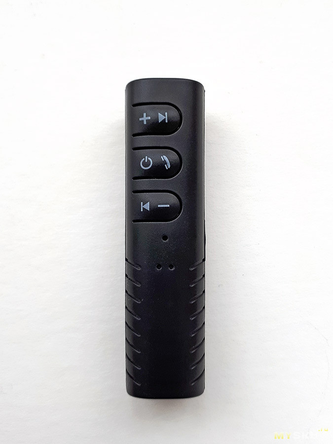 Пришло в целости и сохранности, упаковано в «стандартный китайский» конверт и пакетик. Внутри — инструкция + переходник папа-папа на 3.5. Внешний вид и качество исполнения вполне достойные. Вид спереди.

Верхняя кнопка — переход на следующую композицию (долгое нажатие) или увеличение громкости, средняя — включение/выключение устройства или «поднятие трубки» при звонке, нижняя кнопка — переход на предыдущую композицию (долгое нажатие) или уменьшение громкости. Под кнопками отверстия для микрофона. Вид с обратной стороны и клипса для крепления.
