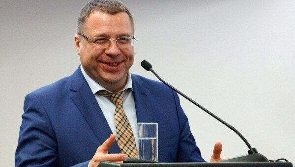  Глава департамента приоритетных проектов развития СевастополяНиколай Брусникин  Корреспонденты "ИНФОРМЕРа", побывав на пресс-конференции директора департамента приоритетных проектов развития Севастополя Николая Брусникина и подводя итоги уходящей рабочей недели, ставят ответственному за реализацию масштабных идей на территории города федерального значения чиновнику "твёрдую единицу".  С полным текстом беседы Брусникина с представителями региональных масс-медиа читатели могут ознакомиться по ссылке. Мы лишь хотим обратить внимание на слова, вылетевшие из уст директора департамента приоритетных проектов развития и вызвавшие возмущение редакции.
"Враг не дремлет! Но журналисты делают правильное дело, показывая, что Севастополь приемлем с точки зрения инвестиций. Здесь не только военные, а вполне нормальные люди", - отметил тогда чиновник, рассказывая об иностранных инвесторах, заинтересованных в развитии своего бизнеса в Севастополе и Крыму. 
Видимо, чиновник не только неуважительно относится к военнослужащим, считая их "ненормальными людьми", но и подзабыл историю. Напоминаем ему, что в Севастополе базируется Черноморский флот, являющийся гордостью и славой России!Урок истории для Брусникина 

