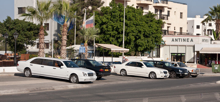 Как вам? Е-класс с шестью дверями. Вообще киприоты весьма любят машины из Штутгарта