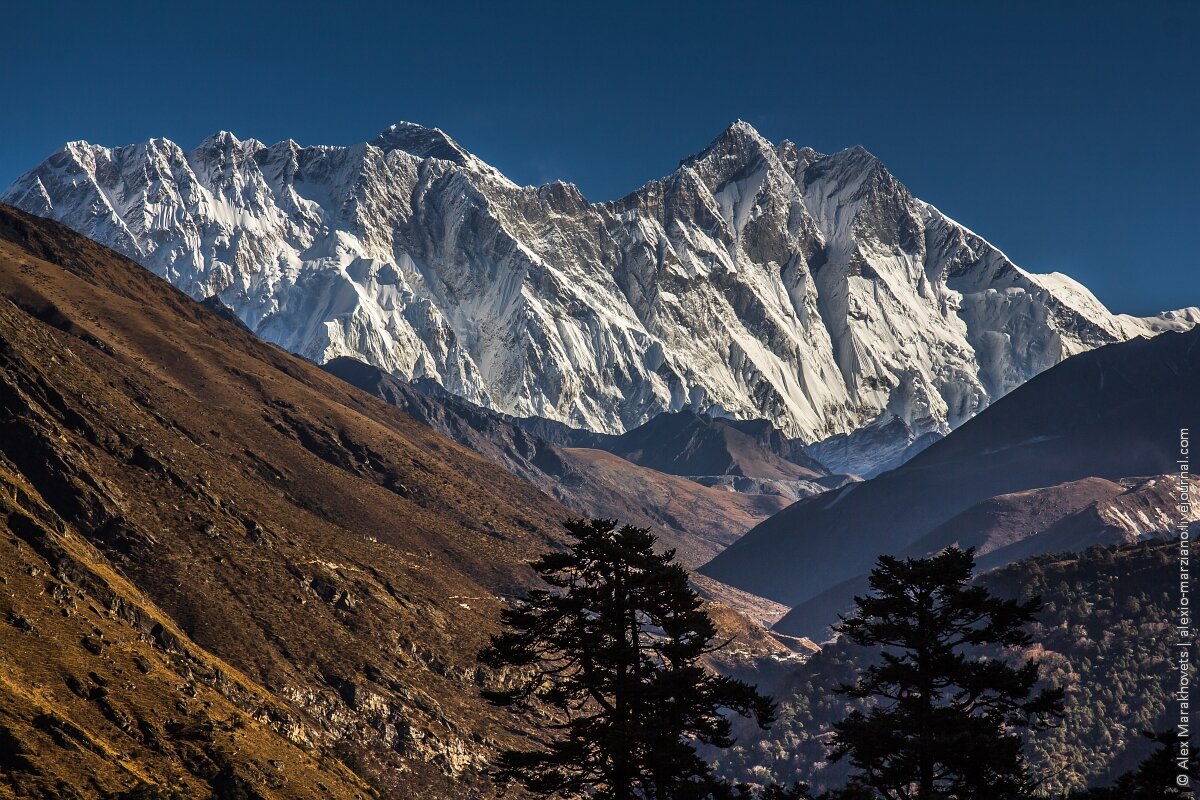гора белуха часовня архангела михаила. горный алтай часовня архангела михаила. гора хайыракан улуг-хем. часовня архангела михаила у подножья горы белухи. у подножия горы.