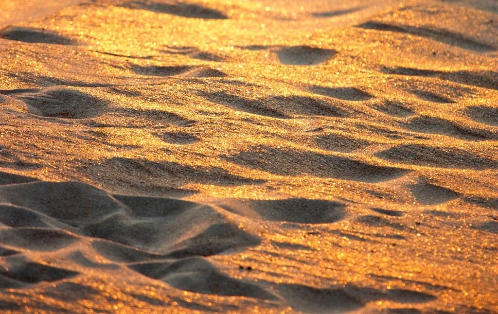 Sand song. Золотые Пески Джемете. Джемете песок. Золотой песок на озере. Золотистый Джемете.