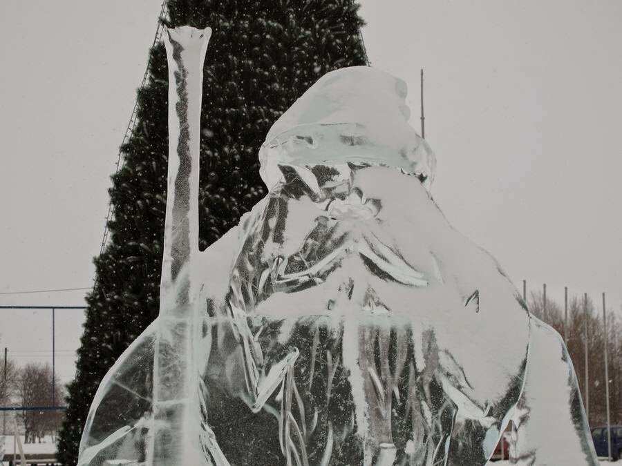  Дед Мороз. За несколько теплых дней конца прошлого года скульптуры слегка поплыли