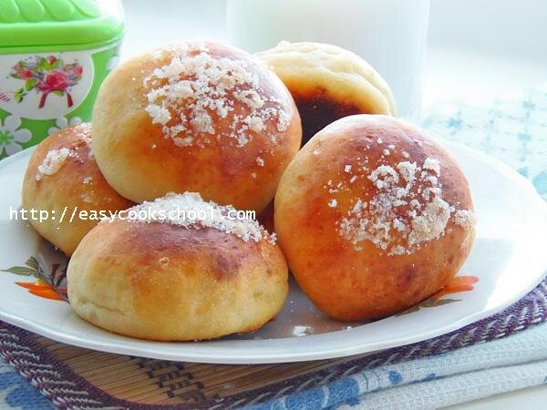 Источник: http://easycookschool.com/2017/04/15/tvorozhnye-bulochki-kak-puh-za-5-minut/ 