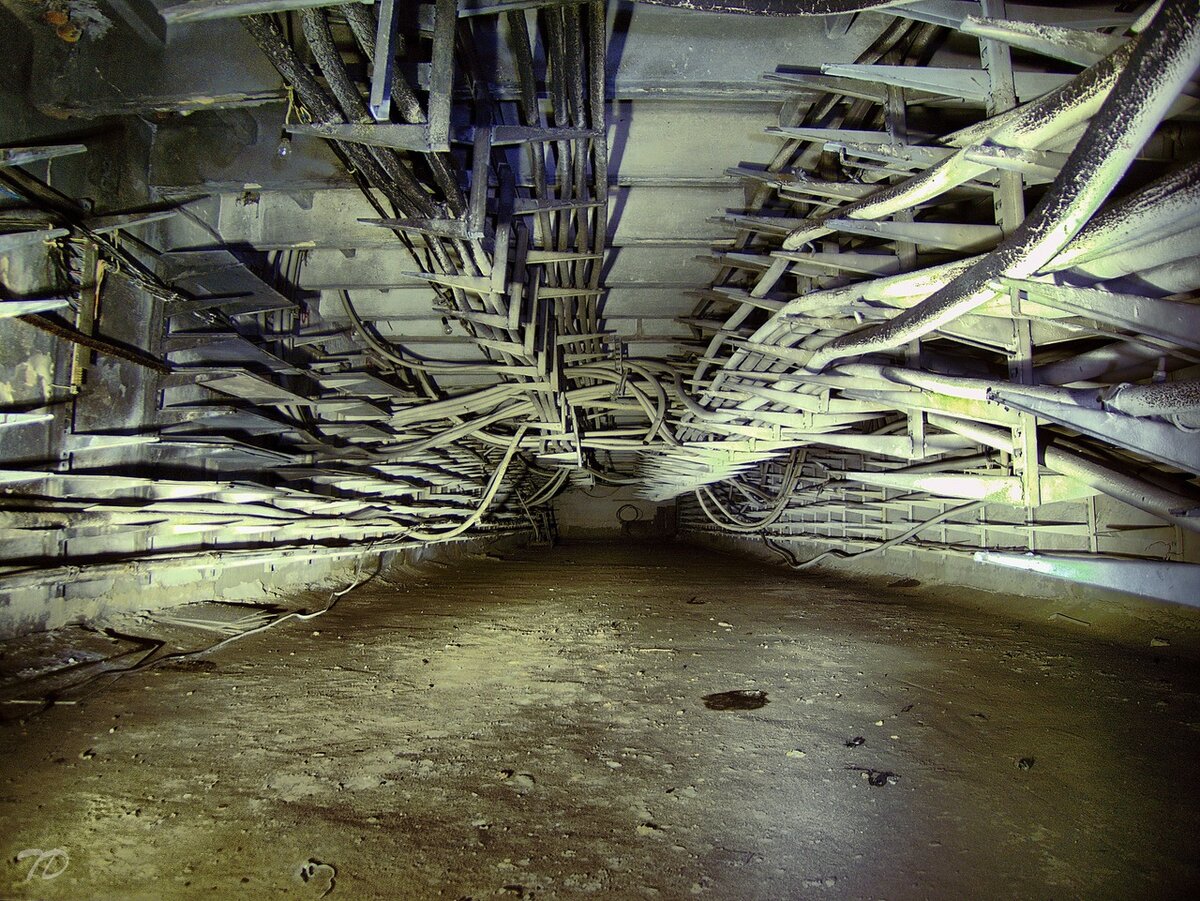 работы в подземных кабельных сооружениях. подземные коммуникации. кабельный коллектор метрополитена. подземный кабельный коллектор. кабельные линии в шахте.