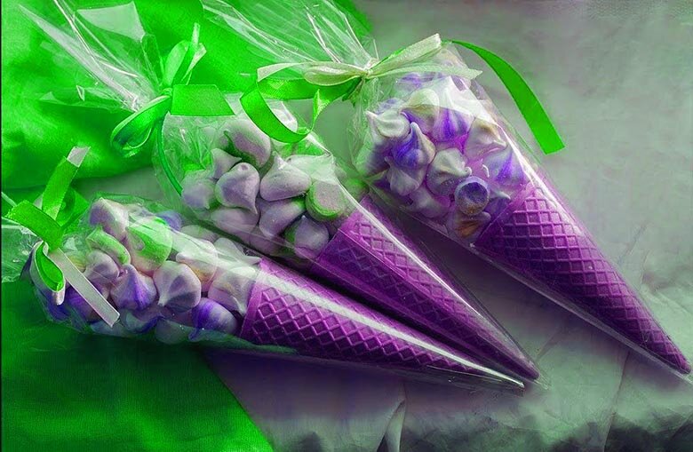 Возьмите любые конфеты овальной формы, напоминающей пасхальные яйца, - M&Ms, леденцы, орешки в шоколаде, - и наполните ими вафельные рожки. Упакуйте в прозрачный целлофан или цветную крафт-бумагу и перевяжите ленточкой.
