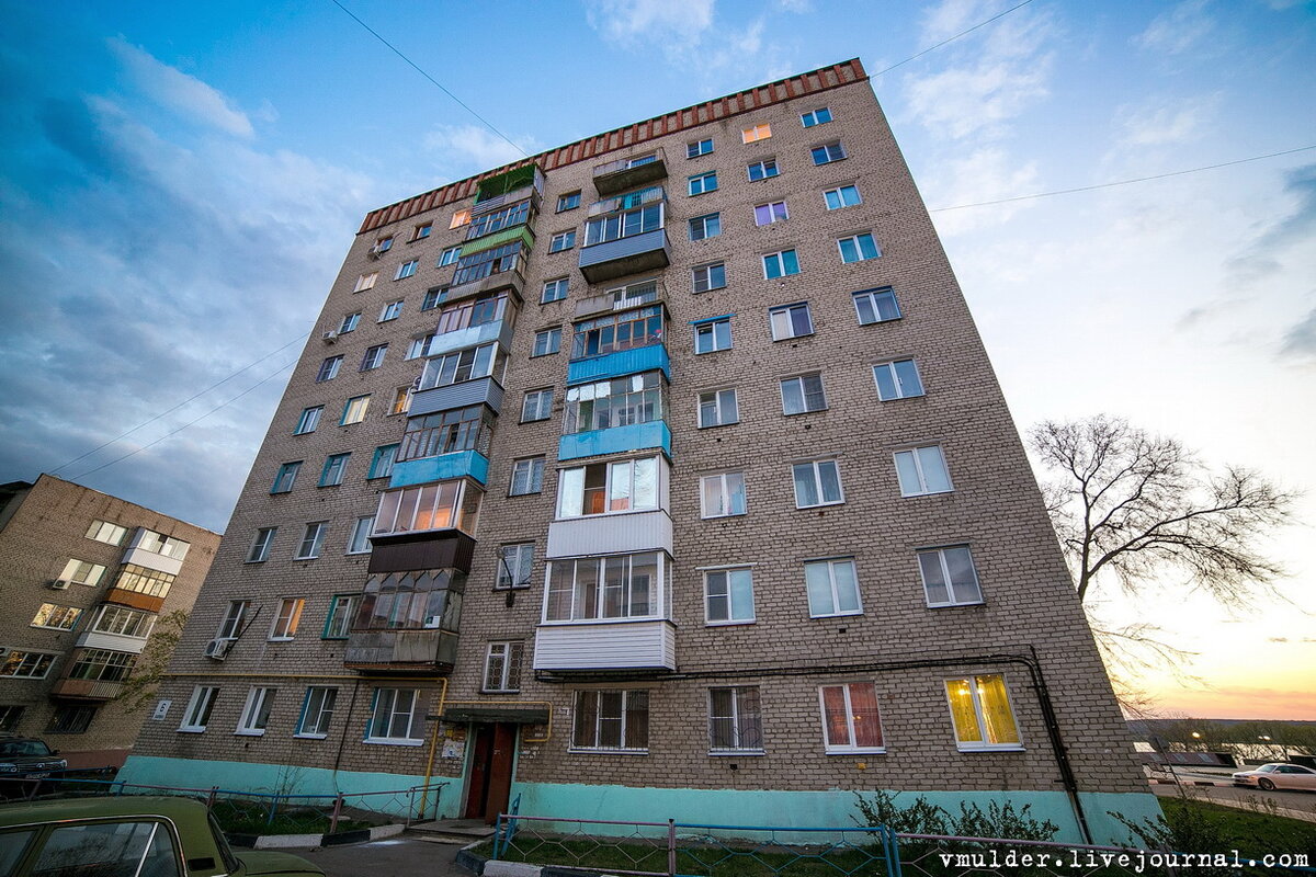 Вот  собственно, будем руфить эту высотку. Впервые за историю - легальный  руфинг. Обычно шатаем или как правило лезем в уже ушатанную дыру, а тут  по легалу, попросила ключи в домоуправлении в рамках блог-тура. Всё-таки  эти вредины дали ключ. 

Фото 2. 
