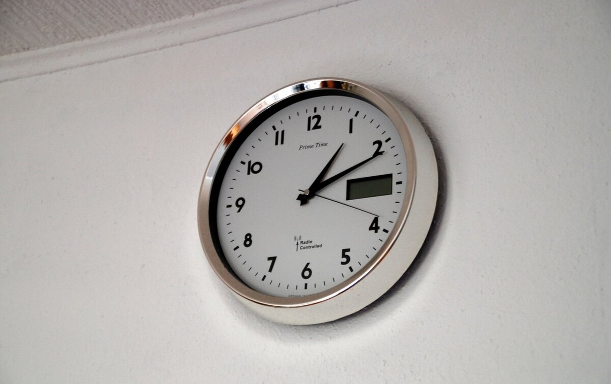 Часы настенные с датой. Часы на стену СССР. Часы настенные с днями недели. Часы 22.