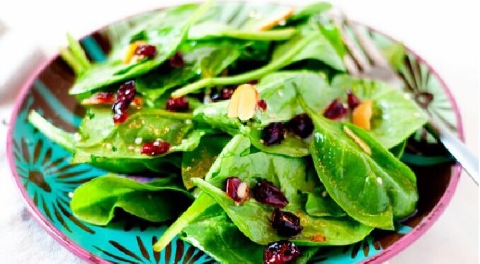 Салат со шпинатом и клюквой