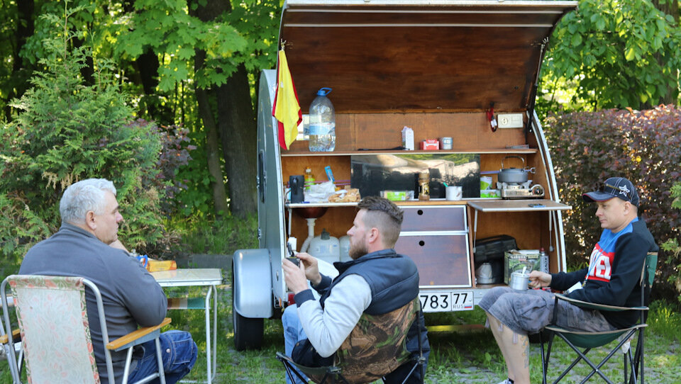 Юрий Кот, Андрей Наумой и Сергей Яковлев возле прицепа Капли Сергея.
