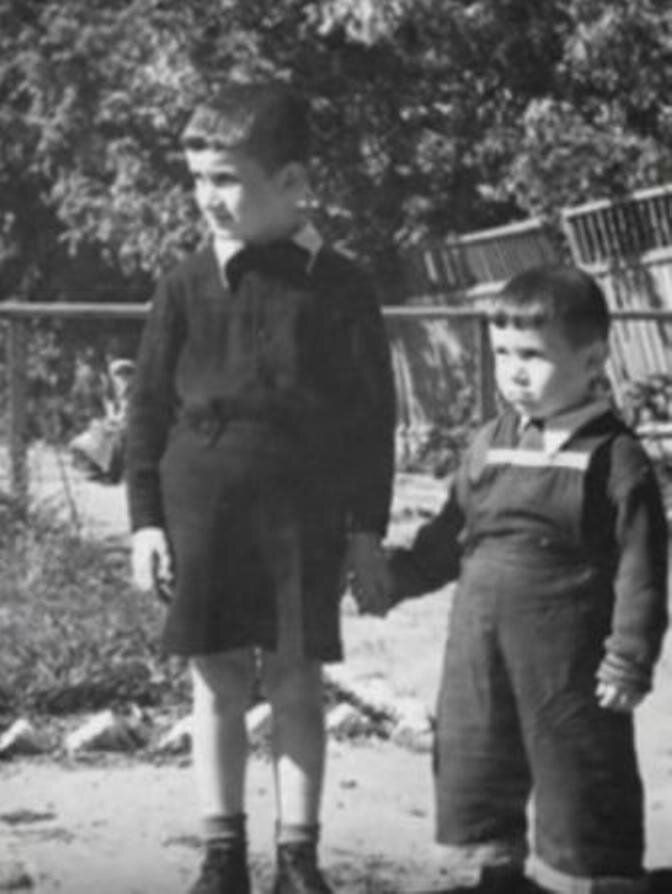 Владимир Винокур со старшим братом, 1950