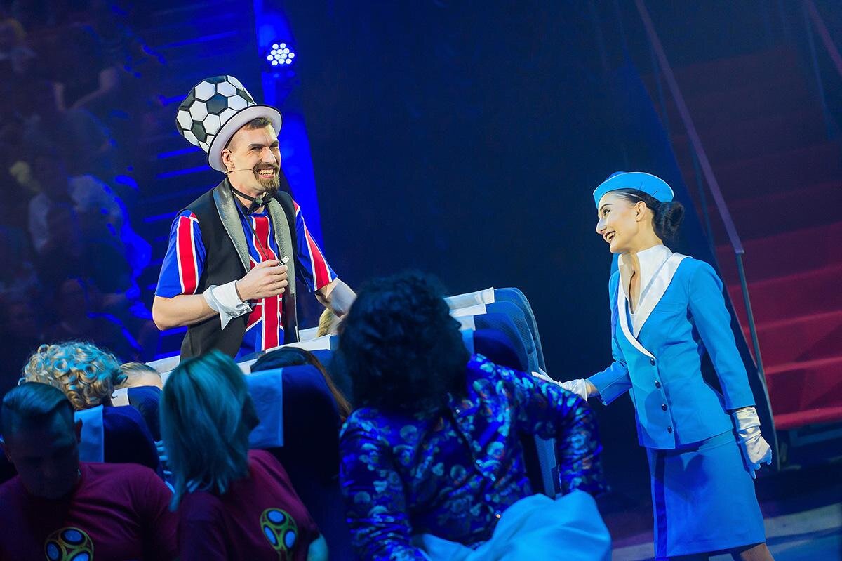 В Москве вот-вот начнется Чемпионат мира по футболу и со всего мира слетаются болельщики; у всех разный темперамент, но их объединяет огромная любовь к футболу. Эта веселая команда, состоящая из болельщиков из Японии, Англии, Финляндии, Бразилии, Франции, Индии и России развлекает зрителей во время технических пауз.
