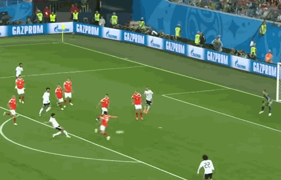 На 73-ой минуте Салах отыгрывает один мяч