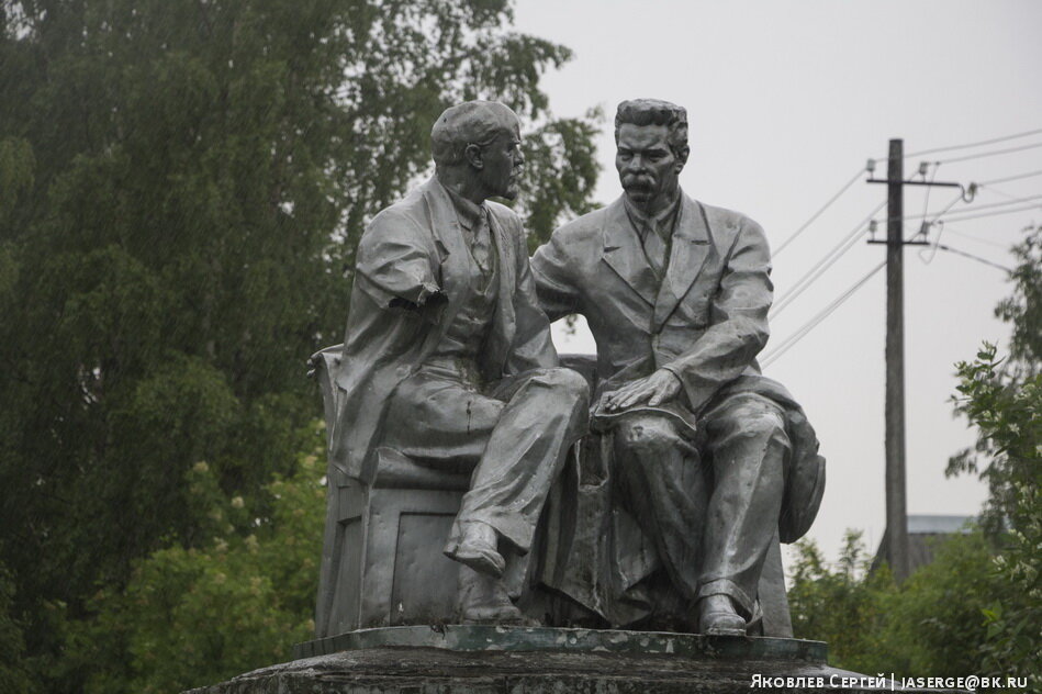 М горький ленин. Памятник Ленину и Горькому в Ухте. Памятник Ленину и Горькому Пермь. Нелидово памятник Ленину и Горькому. Горький и Ленин.