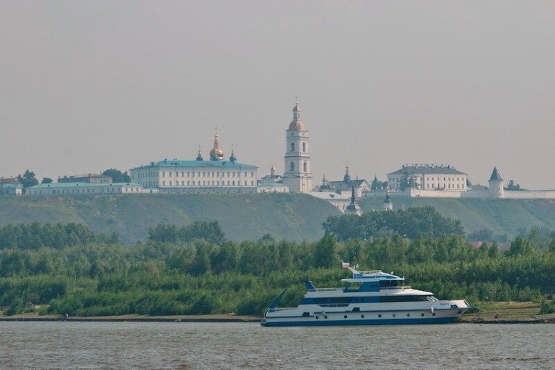 Какая река протекает в тобольске. Пристань Корниловых Тобольск. Река Иртыш Тобольск Кремль. Тобольск вид Кремль и Иртыш. Тобольск вид на Иртыш.