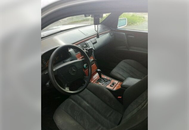 Фото 2: салон Mercedes-Benz  E-класс за 250 000 рублей.