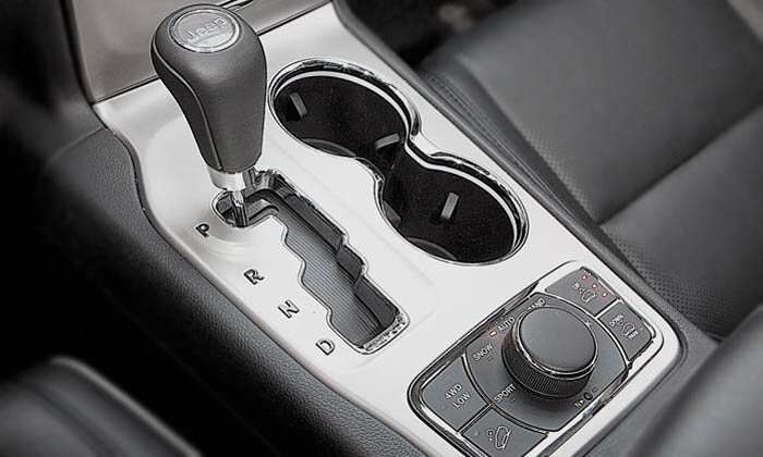 Позиция «P» - Выбирается при длительной стоянке автомобиля. В этом положении в АКПП выключены все элементы управления, а ее выходной вал заблокирован, поэтому движение автомобиля невозможно. На этом режиме разрешен запуск двигателя.
