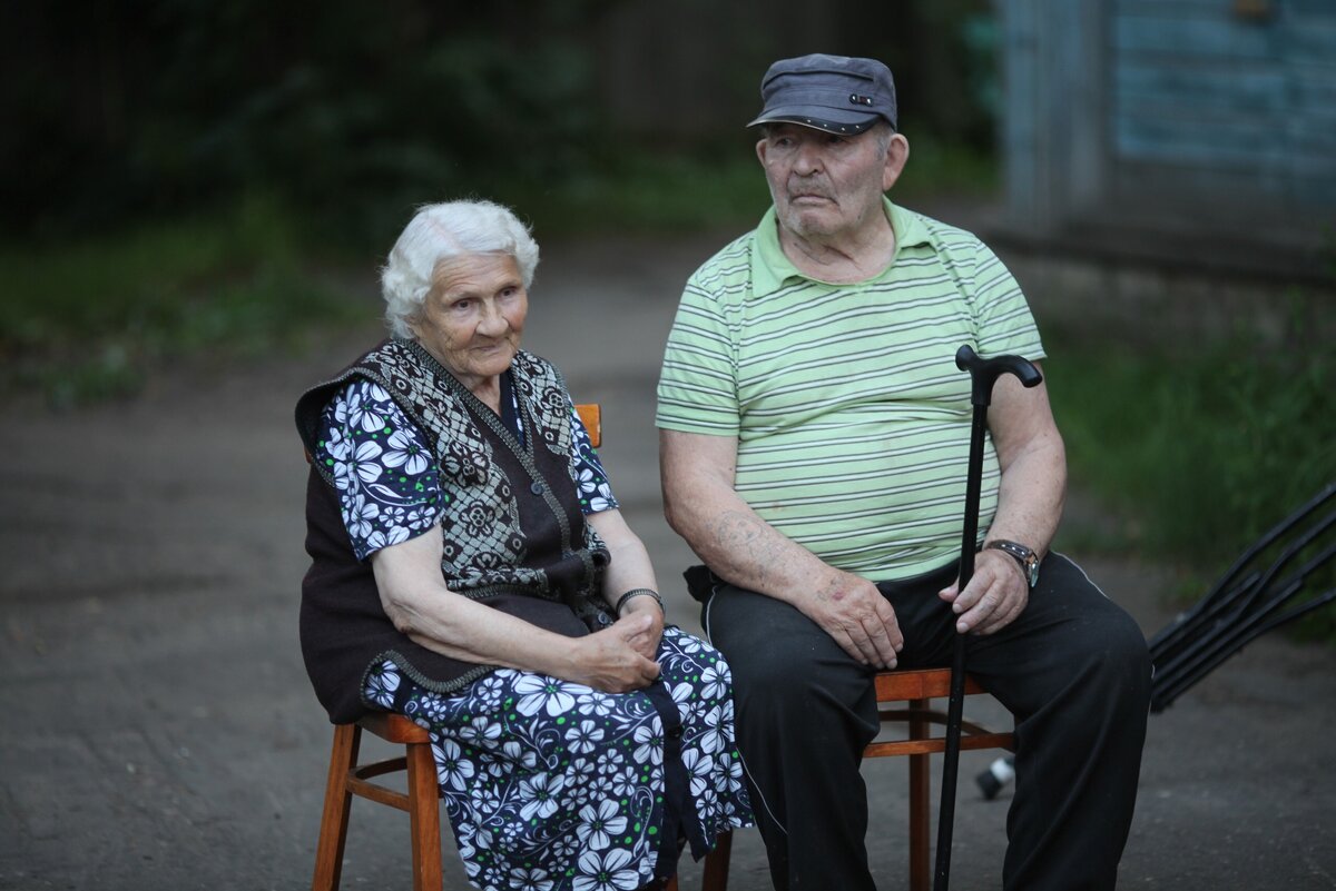 Анатолий Петрович и Аполлинария Васильевна.  Завидев эту парочку впервые, мы решили, что они муж и жена.