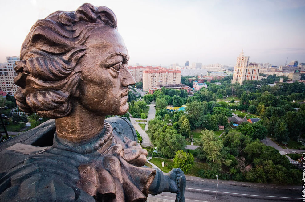 Скульптура Петра 1 в Москве. Памятник Петру Церетели голова Петра. Памятник Петру 1 в Москве голова. Скульптор Петра первого в Москве.