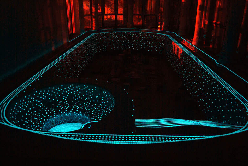 а так может светится любимый домашний бассейн, или даже ванная