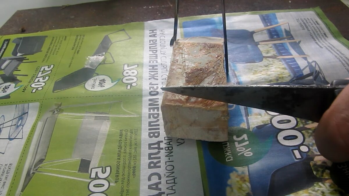 Оксидно-карбонатная плёнка натрия имеет бело-оранжевый цвет