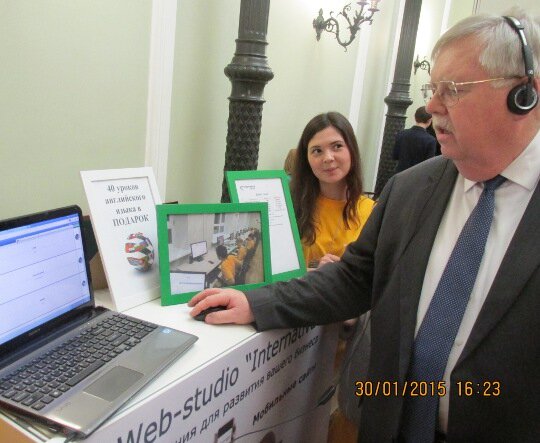 Казанские школьники под руководством иркутян протестировали посла США в РФ на знание русского языка