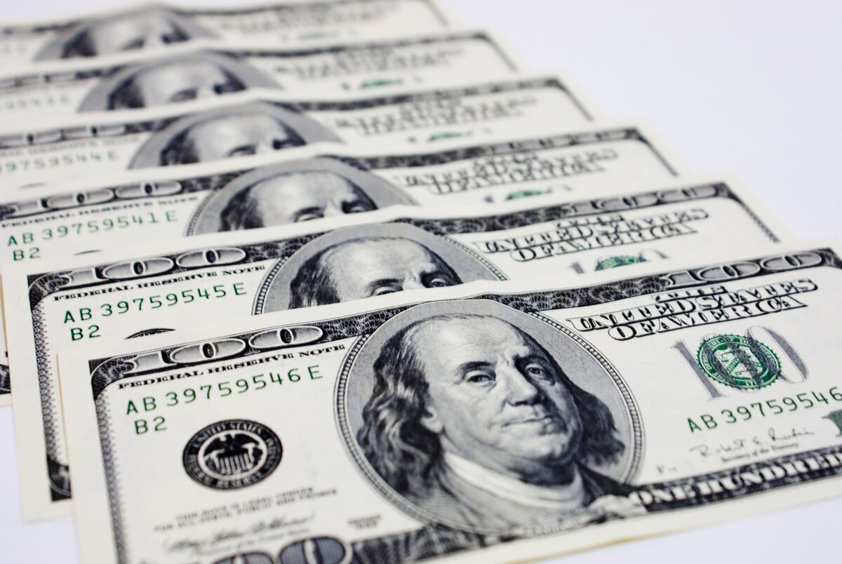 Фото Франклина на долларе. Купить доллар. Daily money. Dollars to Euros.