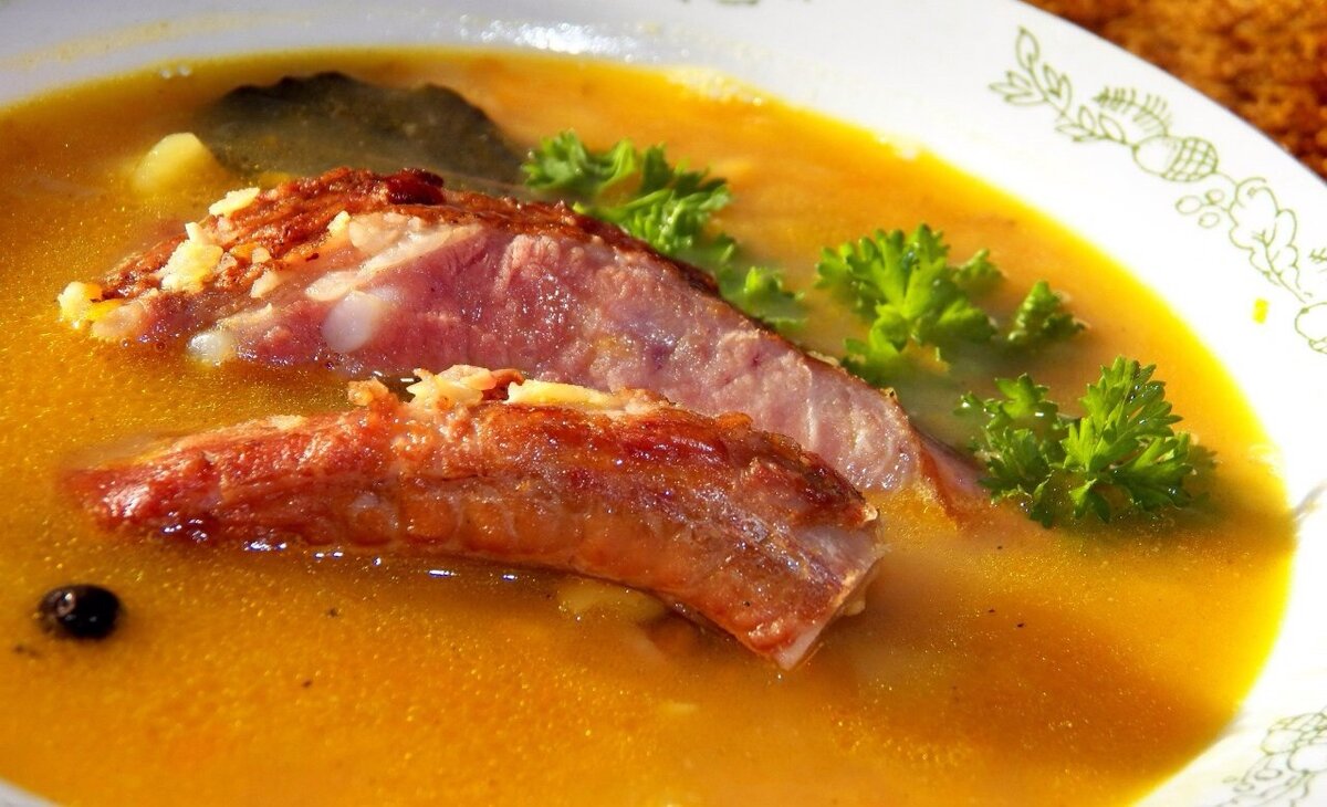 Источник картинки: https://recepty-tut.ru/recept/2387-gorohovyy-sup-na-kopchenyh-rebryshkah-s-bekonom