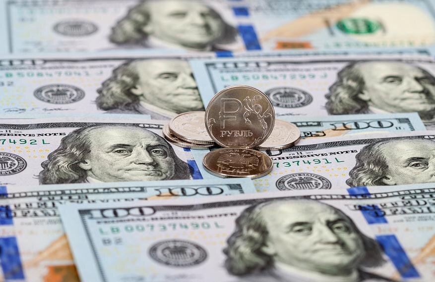 Российский рубль активно слабеет к американской валюте в ожидании новых санкций