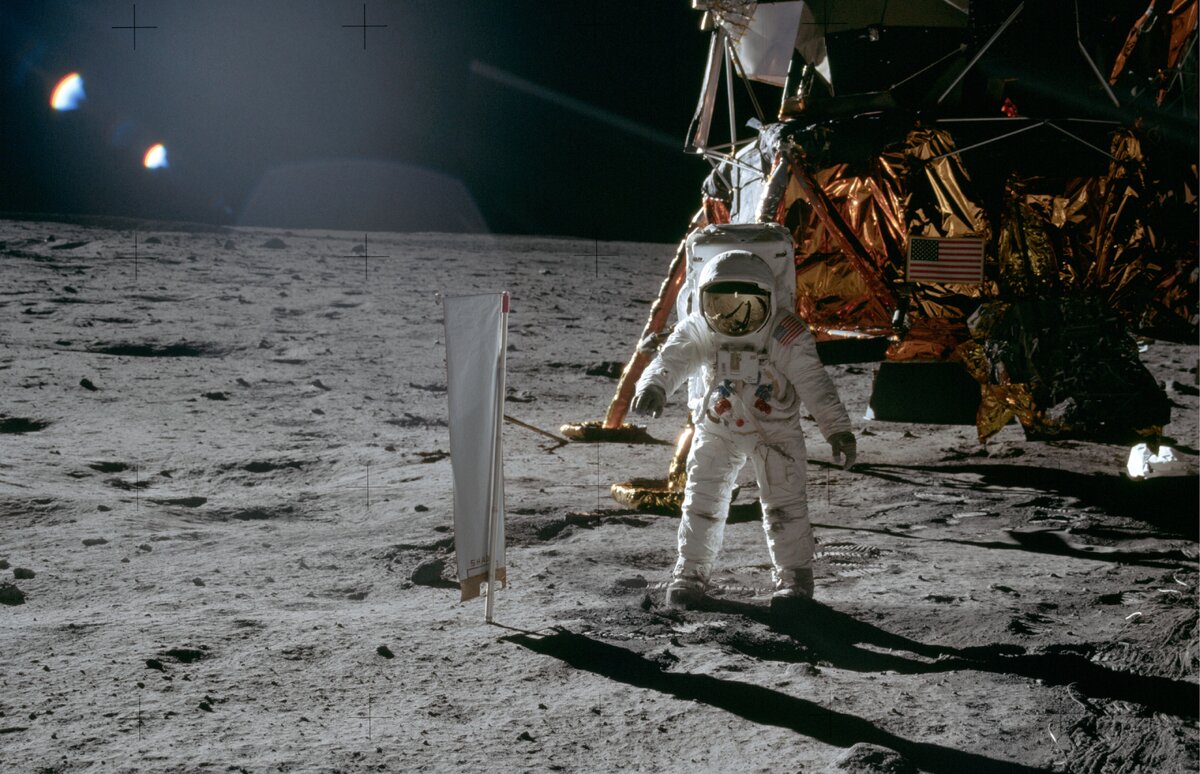 Базз Олдрин у экрана коллектора солнечного ветра. Изображение: NASA.