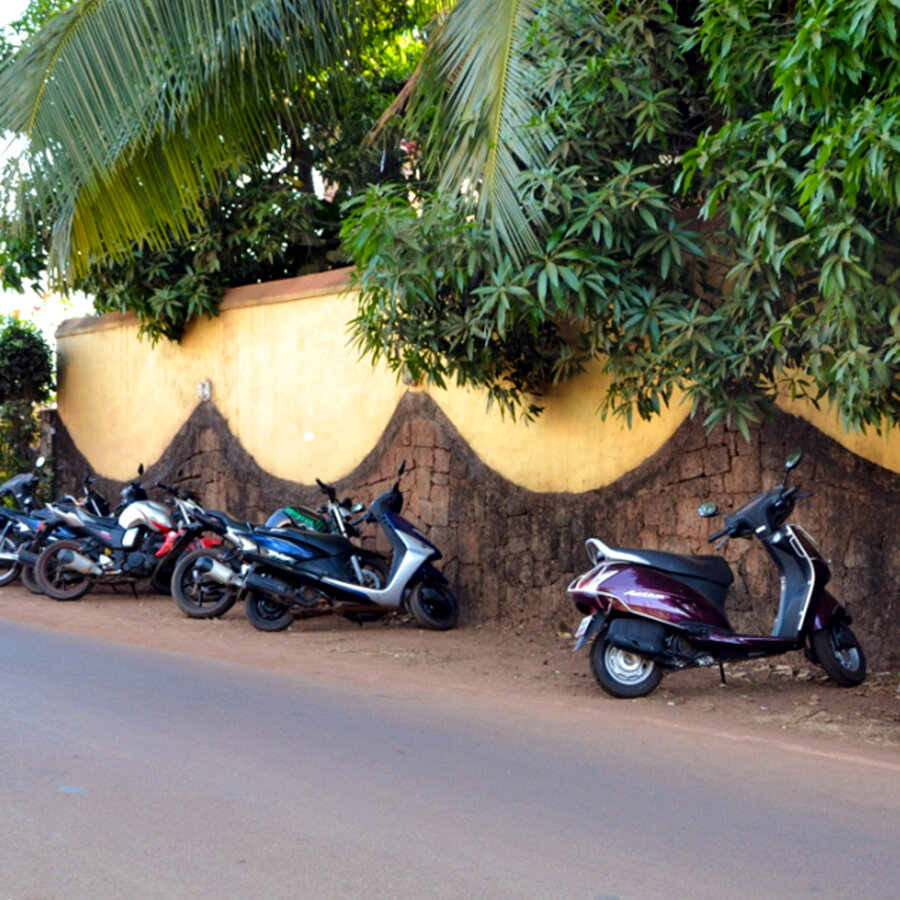 Байк на гоа. Мотоциклы в индии. Байк на гоа. Гоа скутер. Роял энфилд в гоа.