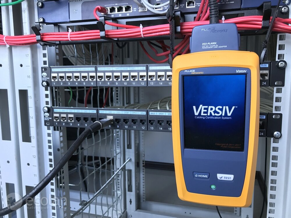 Обычно тестирование производят два человека: один находится в центре коммутаций, второй с ответной частью тестера ходит по помещениям, перемещаясь орт розетки к розетке. Специалисты переговариваются с помощью радиостанций и командуют друг другу, когда переключаться в следующую розетку и когда начинать тест. При хорошей организации работ за рабочий день специалисты могут протестировать до 1000 и даже более портов RJ45