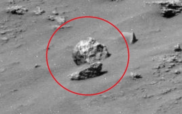 Когда виртуальные археологи объявляют все больше и больше фантастических находок, которые были найдены после анализа фотографий поверхности Марса. Надо признать, что то, что они нашли сейчас, очень интригует. Здесь, на фотографии, сделанной «Ройвером Духа», вы можете увидеть что-то похожее на человеческий череп, похороненный в марсианской пустынной почве. Вы можете проверить это своими глазами, используя следующую  фотографию в каталоге NASA.