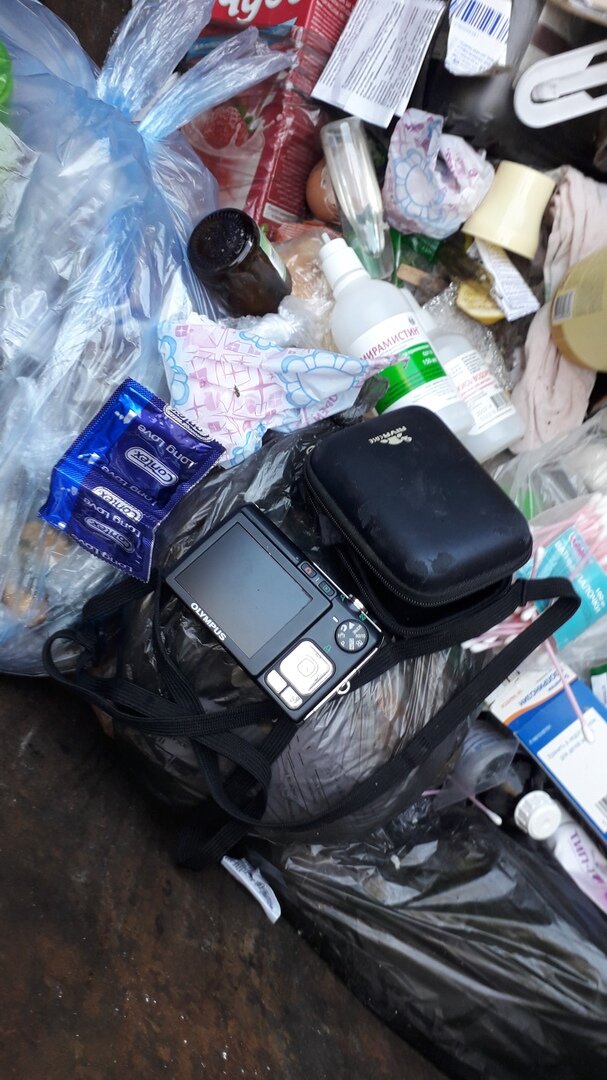 Лежал он в каком то пакете с домашней химией. Как плюс в этом фотоаппарате еще оставили флешку на пару гигов.
