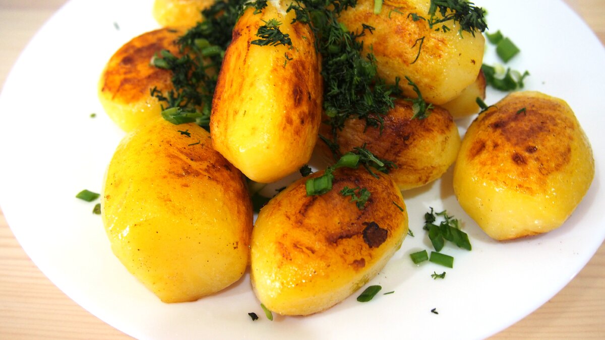 Жареный картофель на сковороде