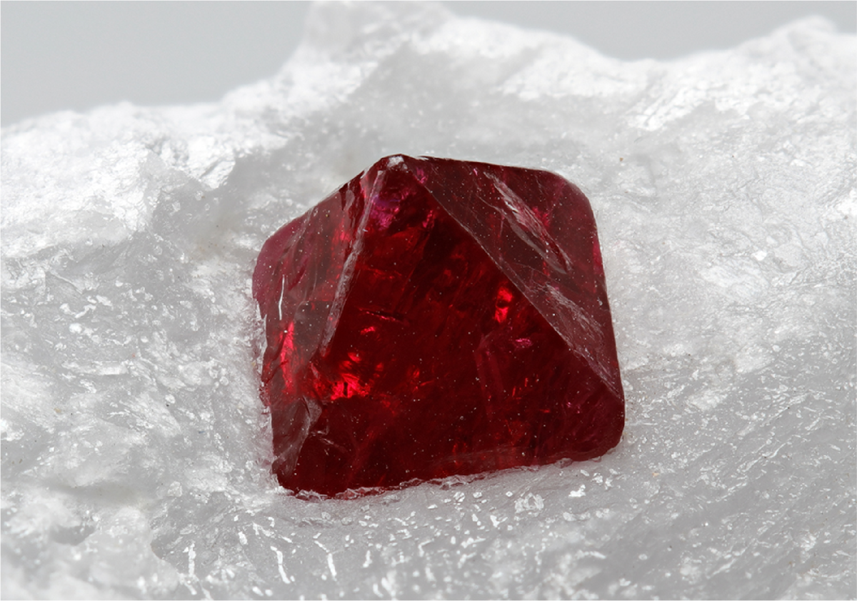 Кристалл благородной шпинели в породе в форме октаэдра