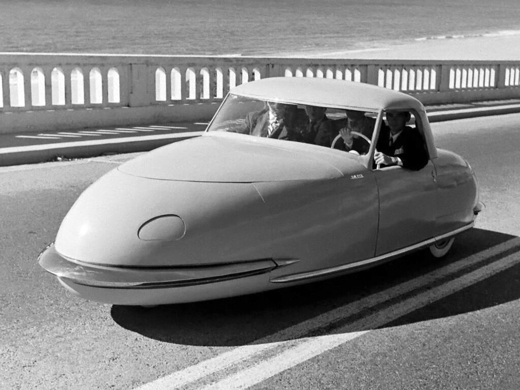 В 1948 году Глен Гордон Дэвис построил дюжину трехколесных транспортных средств с алюминиевым аэродинамичным кузовом и одним широким сиденьем аж на четырех седоков.