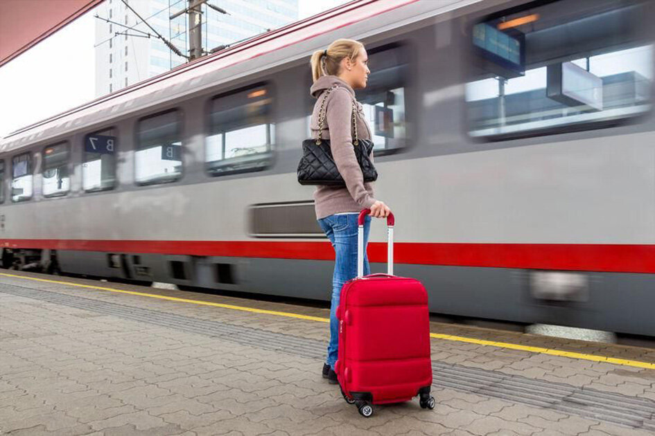 Шум вокзала. Отпуск поезд. Отпуск железная дорога. Едем в отпуск на поезде. Провожают в отпуск на поезд.