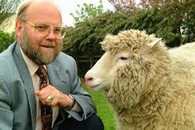 Овечка Долли и ее создатель 