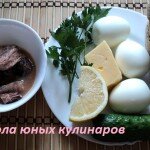 1. Подготавливаем необходимое количество твердого сыра, консервированного тунца, хлеба и лимона. Сваренные вкурутую яйца (как варить яйца вкрутую, читайте тут) остуживаем, после чего очищаем. Моем зелень петрушки и свежий огурец.