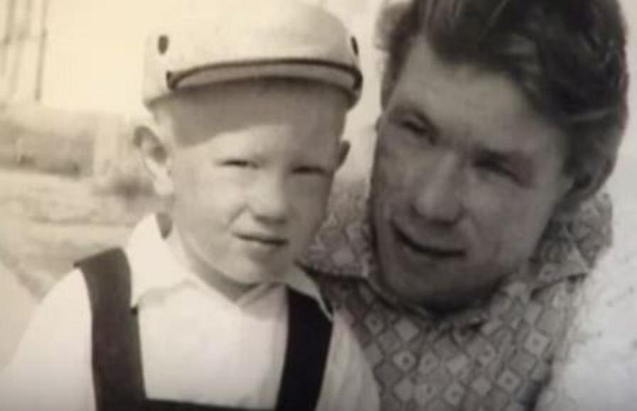 Александр Песков с отцом, 1964