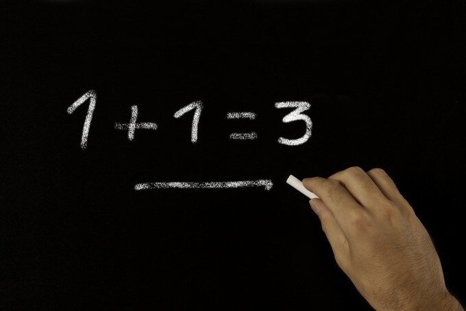 УМНЫЕ ЛЮДИ ЧЕРЕСЧУР УВЕРЕНЫ Мы привыкли быстро давать правильные ответы и иногда даже не осознаем, что отвечаем не думая.

«Самое опасное в ошибках интеллектуально развитых людей то, что они и не подозревают, что могут ошибаться. Чем глупее ошибка, тем труднее человеку признать, что он ее допустил, — говорит Тревис Бредбери. — Впрочем, люди с любым уровнем интеллекта страдают от «слепых пятен» в собственных логических построениях. Это значит, что мы легко замечаем чужие ошибки, но не видим свои».

УМНЫМ ЛЮДЯМ СЛОЖНЕЕ ВЫРАБОТАТЬ УПОРСТВО
Когда тебе все дается легко, сложности воспринимаются как нечто негативное. Как знак того, что ты не подходишь для решения этой задачи. Когда умный человек понимает, что ему предстоит проделать большую и сложную работу, он часто чувствует себя потерянным.

В итоге он предпочитает заняться чем-то другим, чтобы подтвердить ощущение собственной ценности. Тогда как упорство и труд, возможно, через какое-то время принесли бы ему успех и в тех областях, которые изначально не давались.

УМНЫЕ ЛЮДИ ЛЮБЯТ РЕШАТЬ НЕСКОЛЬКО ЗАДАЧ ОДНОВРЕМЕННО
Они быстро думают и поэтому нетерпеливы, любят делать несколько вещей одновременно, ощущая, что необыкновенно эффективны. Однако это не так. Многозадачность не только делает нас менее продуктивными: люди, которые постоянно «разбрасываются», в действительности проигрывают тем, кто предпочитает целиком посвятить себя одному занятию в определенный промежуток времени.

УМНЫЕ ЛЮДИ ПЛОХО ВОСПРИНИМАЮТ ОБРАТНУЮ СВЯЗЬ
Умные люди не доверяют мнению окружающих. Им трудно поверить, что есть профессионалы, способные дать им адекватную оценку. Это не только не способствует достижению высоких показателей, но и может приводить к токсичным отношениям на работе и в личной жизни. Поэтому им стоит развивать эмоциональный интеллект.